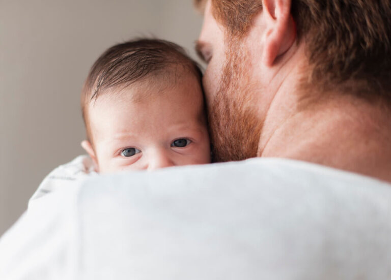 Segudang Manfaat Skin To Skin Ayah Dengan Bayi