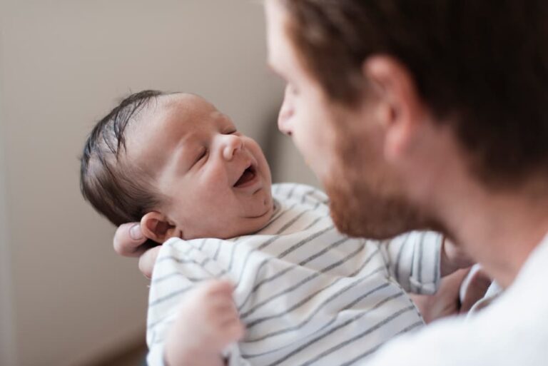 3 Cara Menyendawakan Bayi dengan Benar